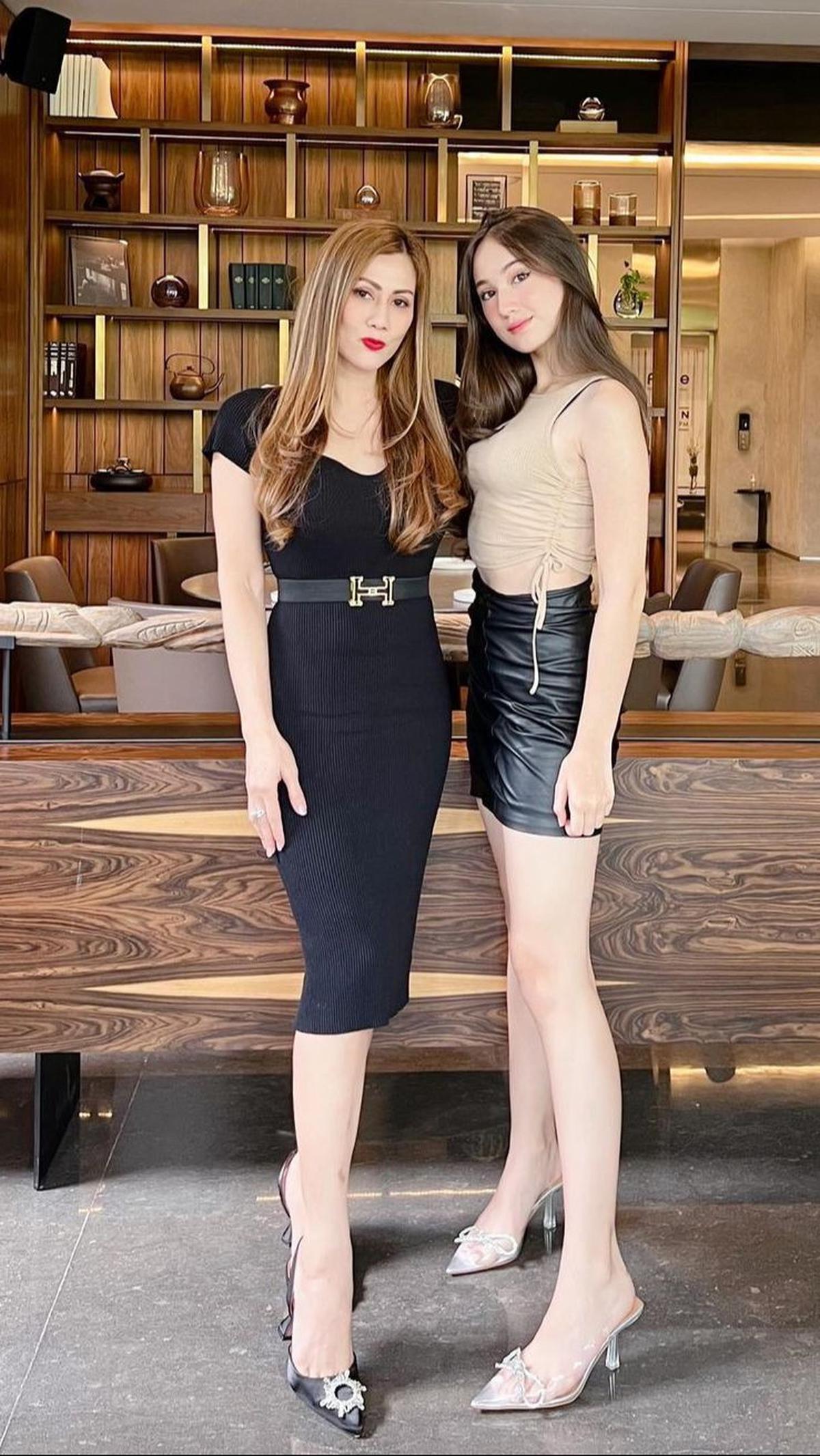 Penampilan Laura dan Sang Ibunda yang Stylish