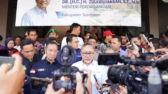 Menteri Perdagangan (Mendag) Zulkifli Hasan atau Zulhas meninjau harga sejumlah barang kebutuhan pokok (bapok) di Pasar Seketeng, Sumbawa Nusa Tenggara Barat (NTB), Jumat (7/7) (Istimewa)