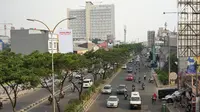 Kendaraan melintas di Jalan Margonda Raya, Depok, Jawa Barat, Sabtu (25/7/2020). Penerapan tilang elektronik di Kota Depok diberlakukan untuk menekan pelanggaran lalu lintas. (Liputan6.com/Immanuel Antonius)