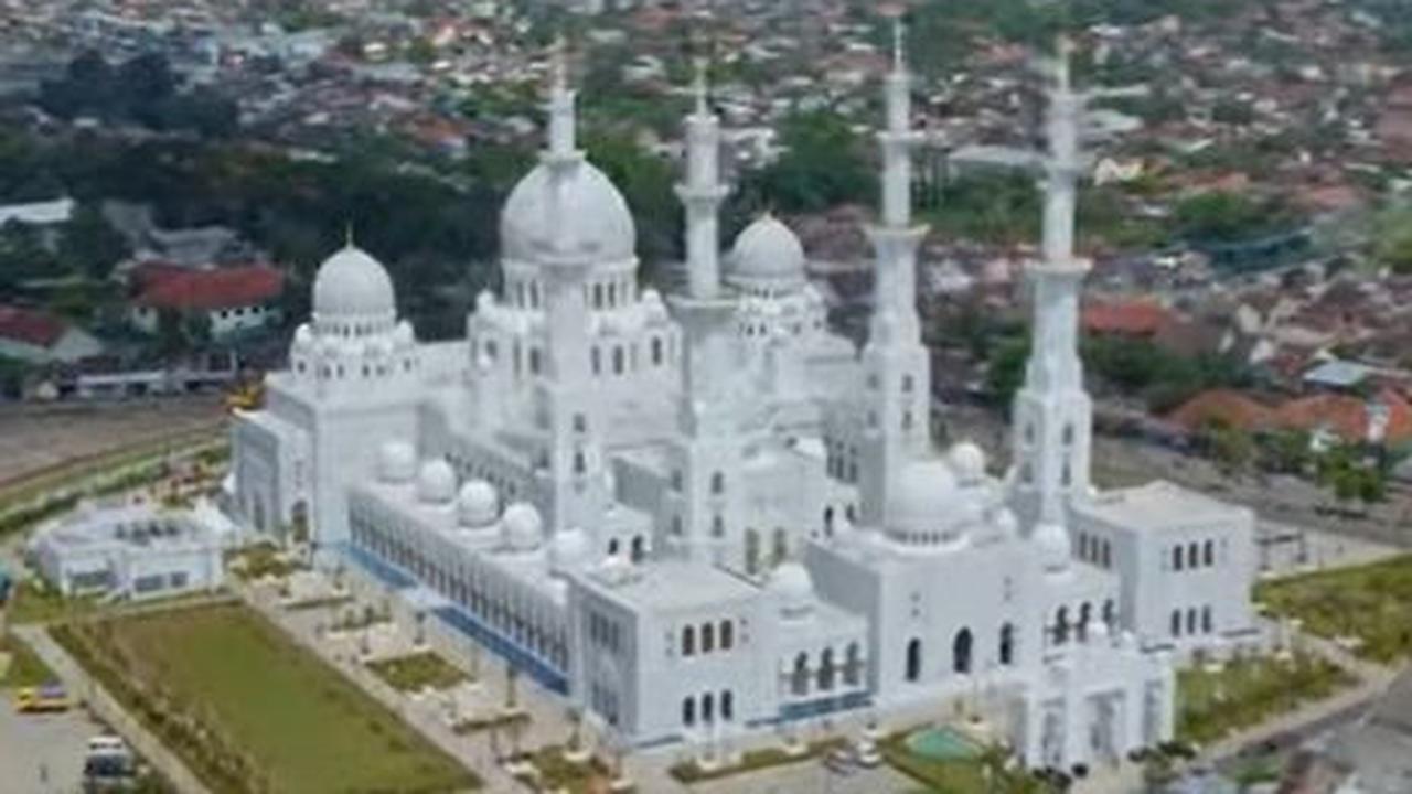 Sejak dibuka untuk umum awal Maret lalu, ratusan ribu warga atau wisatawan telah berkunjung ke masjid hadiah dari Pangeran Uni Emirat Arab (UEA), Syeikh Mohamed Bin Zayed Al Nahyan untuk Presiden Joko Widodo itu.