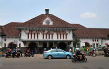 Daftar 5 Kereta Berhenti Luar Biasa di Stasiun Jatinegara, Imbas Acara Lari di Monas