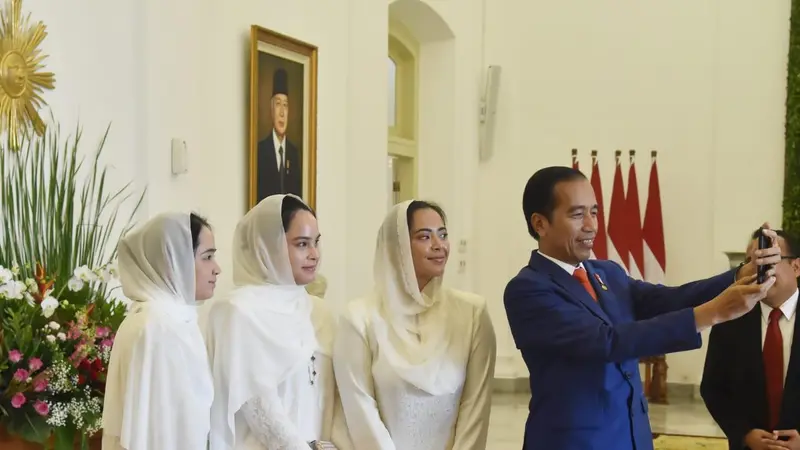 Presiden Jokowi Berselfie Ria dengan Ketiga Putri