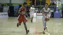 Pebasket putra Indonesia Wenas membawa bola saat melawan Timor Leste dalam kualifikasi 18th Asian Games Invitation Tournament di Hall Basket Senayan, Jakarta, Kamis (8/2). (Liputan6.com/Faizal Fanani)