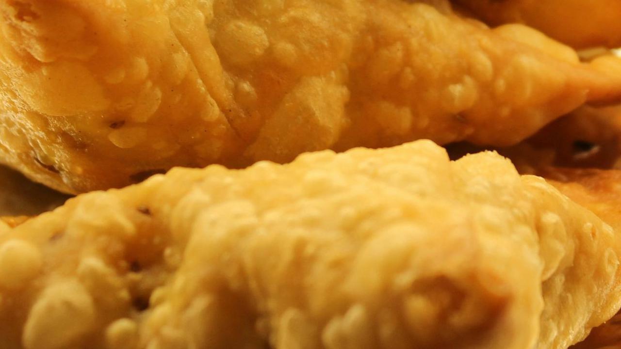 Samosa menjadi salah satu camilan yang populer di banyak negara Islam seperti Arab dan India. Makanan yang berbentuk segitiga ini biasanya terbuat dari kulit tepung yang diisi dengan campuran kentang, kacang polong, rempah-rempah, dan daging atau sayuran
