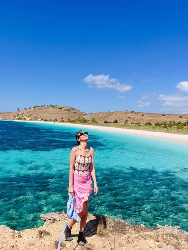 Model Kacamata Gelap Luna Maya (Foto: Instagram @lunamaya)
