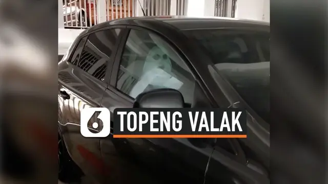 Sebuah mobil di Singapura, menaruh hantu Valak didalam mobilnya. Tanpa disadari, topeng berbentuk Valak ini sangat mirip dengan aslinya. Belum diketahui motif dari pemilik mobil tersebut.
