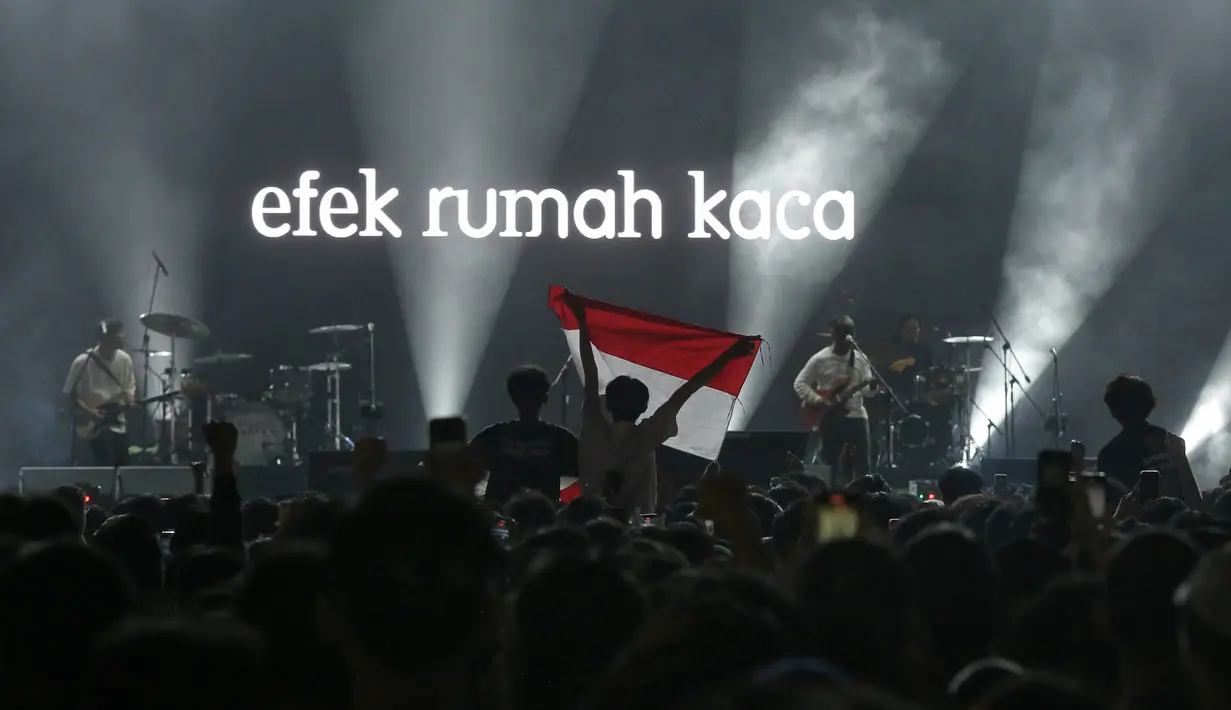 Barasuara x Efek Rumah Kaca di hari pertama The Sounds Project 2024, Jumat (9/8). [Foto: Adrian Putra/Fimela]