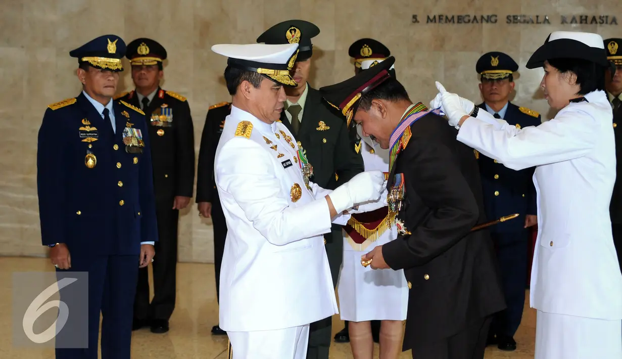 KSAL Laksamana TNI Ade Supandi mengalungkan Bintang Jalasena Utama kepada Kapolri Jenderal Pol Badrodin Haiti di Jakarta, Jumat (1/7). Kapolri Jenderal Pol Badrodin Haiti juga mendapat Bintang Yudha Dharma. (Liputan6.com/Helmi Fithriansyah)