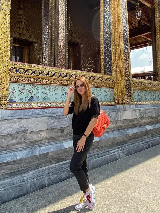 Saat berjalan-jalan ke Bangkok, Thailand, ibu dari dua anak ini tampil dengan busana serba hitam. Dengan baju dan celana hitam, ditambah sepatu putih, penampilannya bak anak muda. Tas merah dan kacamata hitam melengkapi gayanya yang memesona. (Liputan6.com/IG/@reisabrotoasmoro)