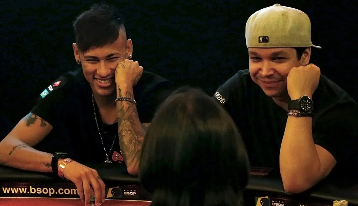 Ekspresi Neymar (kiri) saat mengikuti turnamen amal poker "Neymar Jr Charity Home Game" di Sao Paulo, Brasil, (26/7/2015). (REUTERS/Nacho Doce)