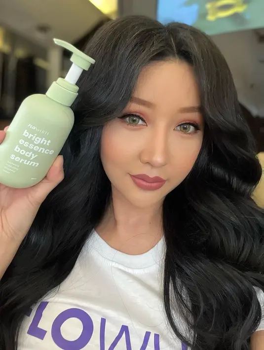 Lucinta Luna tampil dengan makeup bold. Bibir dipulas lipstik berwarna keunguan, sedangkan area mata dibuat tajam menonjol dengan eyeliner dan eyeshadow berwarna merah muda. Foto: Instagram.