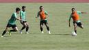 Pemain Timnas Indonesia, Rizky Pora, mengontrol bola saat latihan di Stadion Madya Senayan, Jakarta, Selasa (22/11). Latihan ini persiapan jelang laga Piala AFF 2018 menghadapi Filipina. (Bola.com/Yoppy Renato)