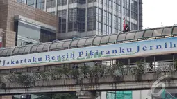 Agustinus terlihat duduk-duduk santai di atap jembatan penyeberangan orang itu. Bendera Merah Putih yang dibawanya diikatkan di besi-besi yang ada di jembatan tersebut, Jakarta, Rabu (23/07/2014) (Liputan6.com/Johan Tallo)