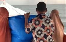 Pecah Ombak dan Terjang Badai, Begini Perjuangan Nakes yang Antar Pasien ke RS dengan Naik Perahu