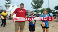Fans Timnas Inggris U-17 memuji Jakarta International Stadium (JIS), Jakarta Utara. (Bola.com/Dok.Media PSSI).