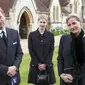 Pangeran Edward dari Inggris, Earl of Wessex (kiri), Sophie dari Inggris, Countess of Wessex, (kanan) dan Lady Louise Windsor dari Inggris (tengah). (STEVE PARSONS / POOL / AFP)