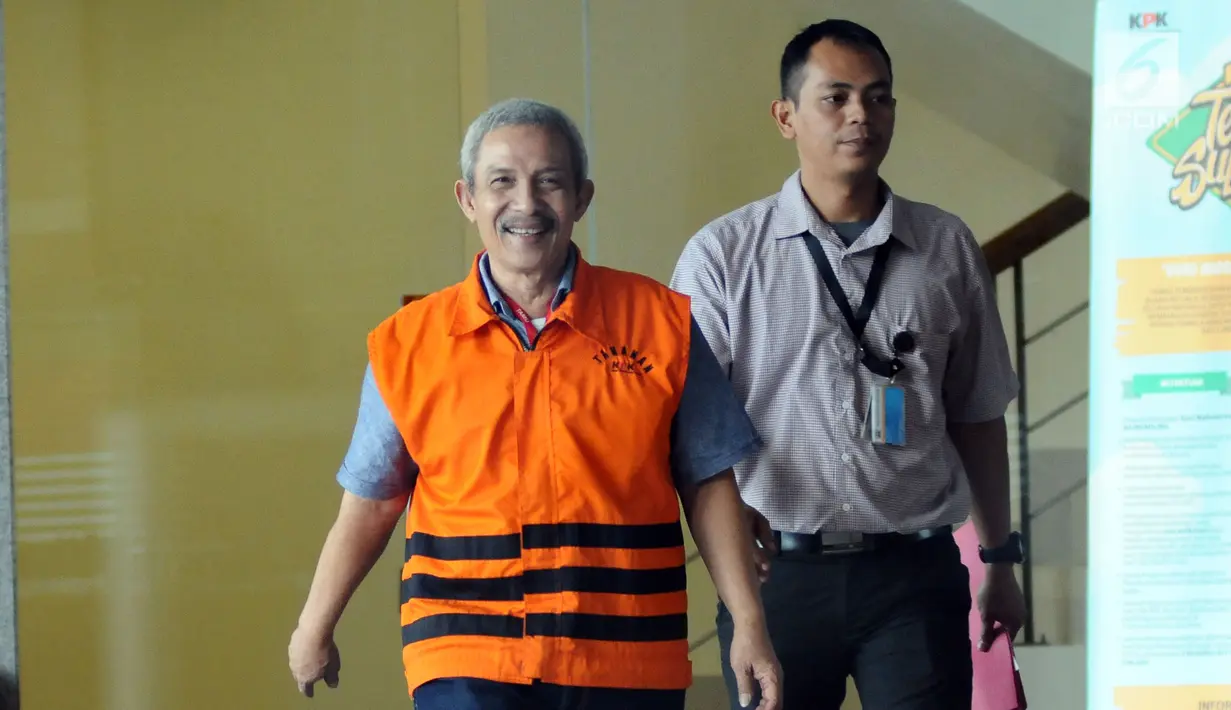 Bupati Batubara nonaktif OK Arya Zulkarnain (kiri) saat akan menjalani pemeriksaan di Gedung KPK, Jakarta, Kamis (9/11). OK Arya diperiksa sebagai saksi dugaan suap pembangunan infrastruktur di Kab Batubara TA 2017. (Liputan6.com/Helmi Fithriansyah)