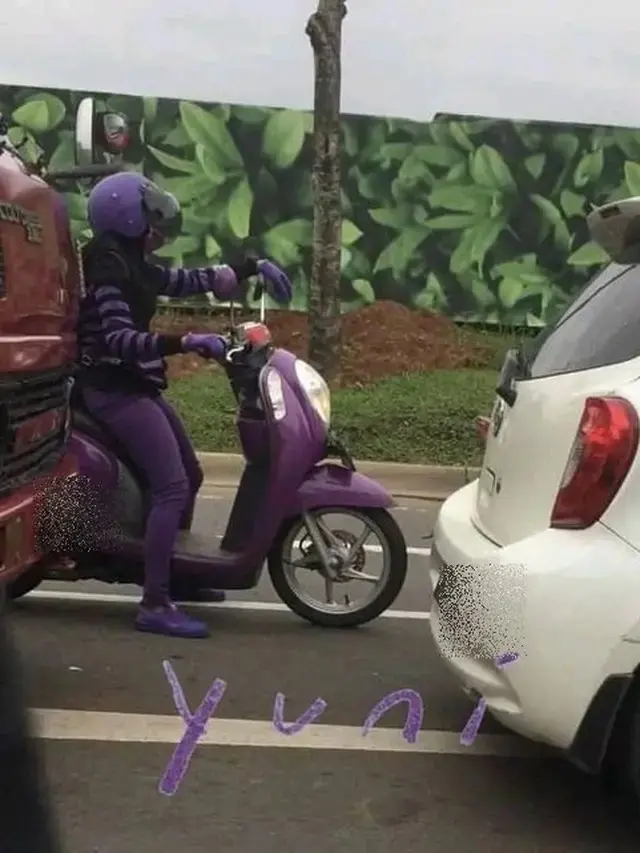 10 Outfit Nyeleneh Pengendara Motor di Jalan, Punya Tulisan Lucu Hingga Mirip Karakter Anime