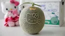 Melon bergambar Hello Kitty dipamerkan di Sanrio Co, Tokyo, Jepang, Kamis (23/6). Melon bergambar wajah Hello Kitty tersebut dijual dengan harga 5.500 yen atau sekitar Rp.687 ribu per buah.(REUTERS / Toru Hanai)