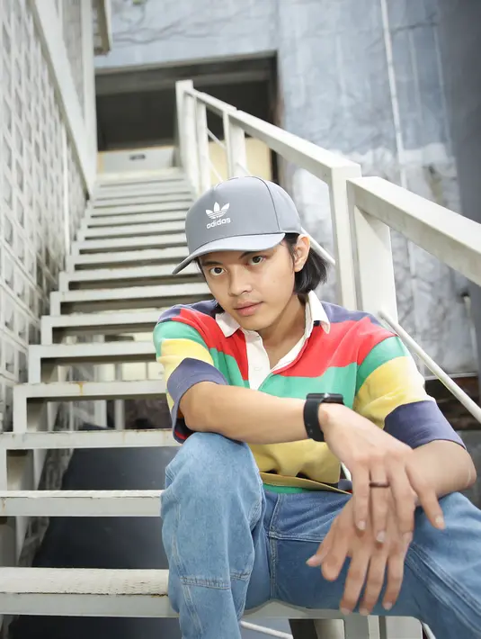 "Dan menurutku, potensi toxic relationship dalam setiap hubungan itu ada sih. Bagiku hubungan itu kayak roller coaster, kadang tegang, kadang seru. Makanya hal itu pernah aku alami yah," tambah Bisma Smash.  (Bambang E.Ros/Fimela.com)