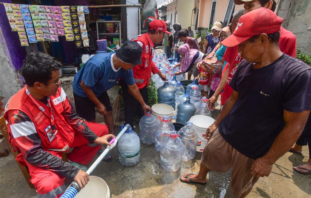 PDAM Mati dan Sumur Mengering,  Warga Depok Dapat Bantuan Air Bersih