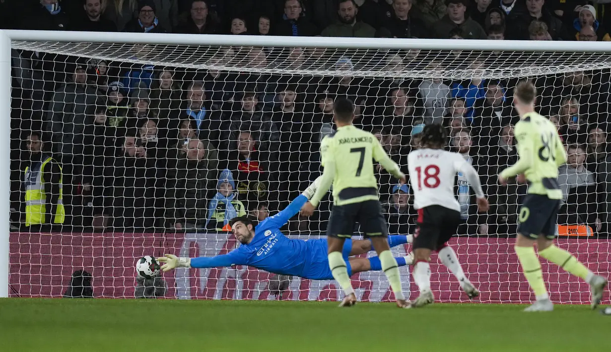 Southampton langsung mendapat peluang matang pada menit ke-7. Tembakan Duje-Caleta Car masih mampu ditepis kiper Manchester City, Stefan Ortega. (AP Photo/ Alastair Grant)