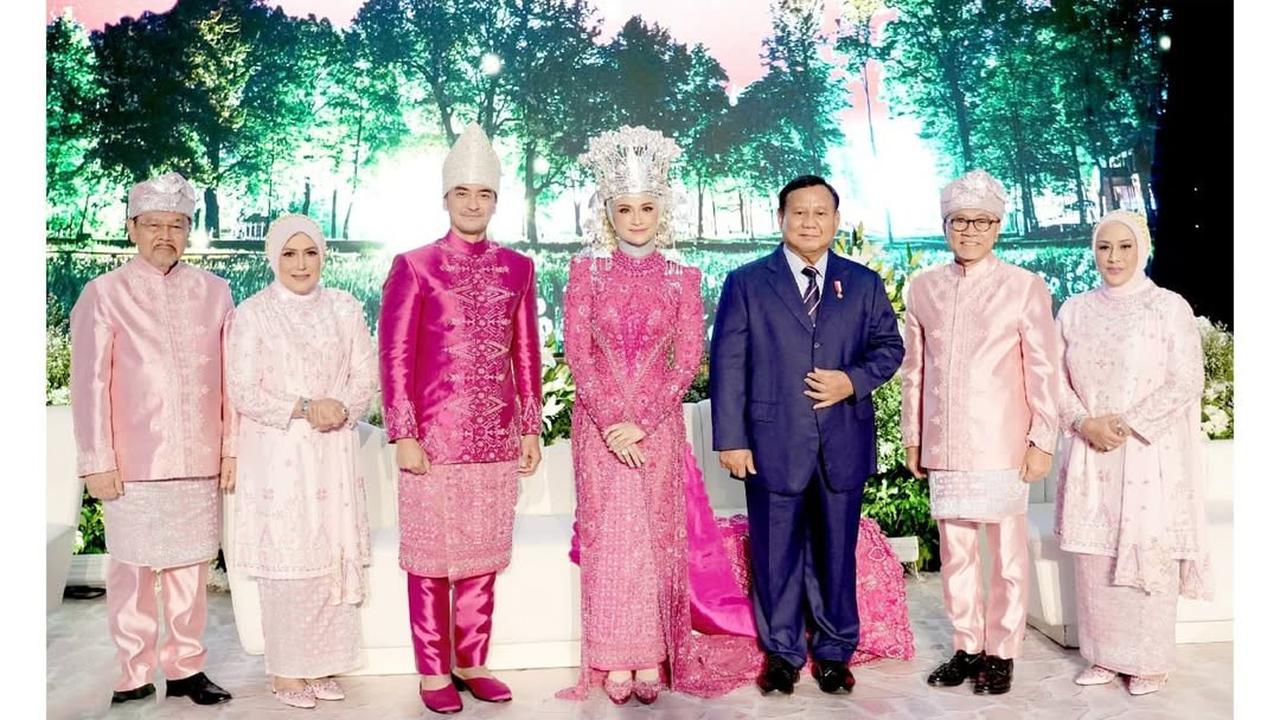 Paket Komplet Tamu di Pernikahan Anak Zulhas