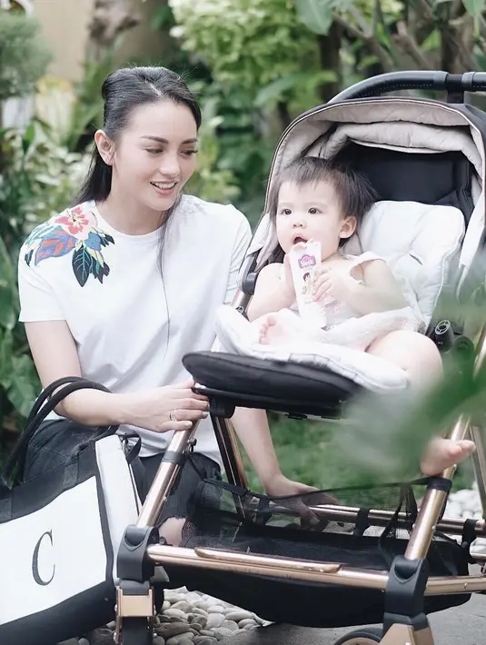 Larangan kembali membina rumah tangga juga pernah diungkapkan oleh anak pertamanya, Jasmine Salsabila Abeng. Anak dari pernikahannya dengan Edwin Abeng yang berakhir pada tahun 2008. (Instagram/ririnekawati)