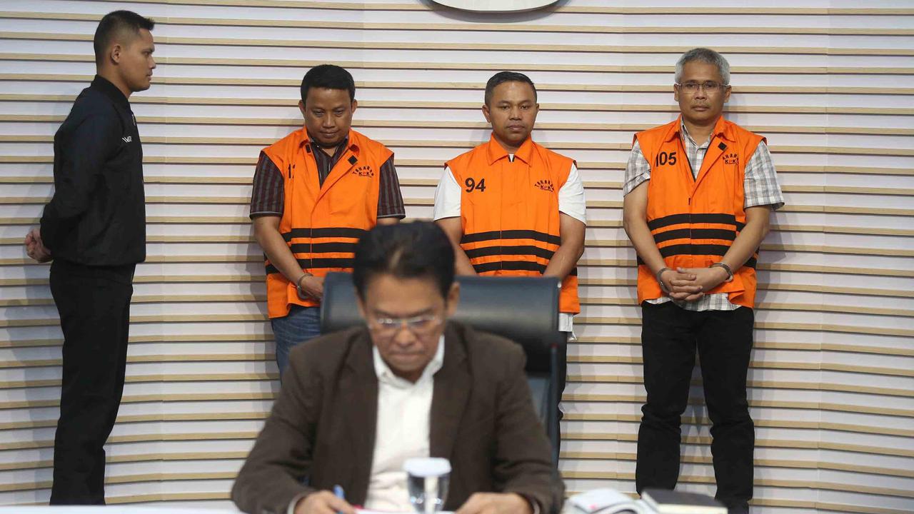 FOTO: Baru 9 Bulan Jadi Gubernur, Abdul Wahid Digelandang KPK dalam Kasus Pemerasan