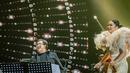 Mencermati video yang diunggah Erwin Gutawa, tampak sejumlah penonton di garis depan ikut nyanyi sambil mewek. Bisa jadi mereka larut dalam kepedihan lagu cinta yang dilantun 3 Diva. Erwin Gutawa menulis, “Kabarnya lebih dari 10.000 penonton yang mampir panggung Dynamic Stage kemarin malam. Terima kasih semua yang sudah menyempatkan waktu.” (Foto: Dok. Instagram @eg.erwingutawa)
