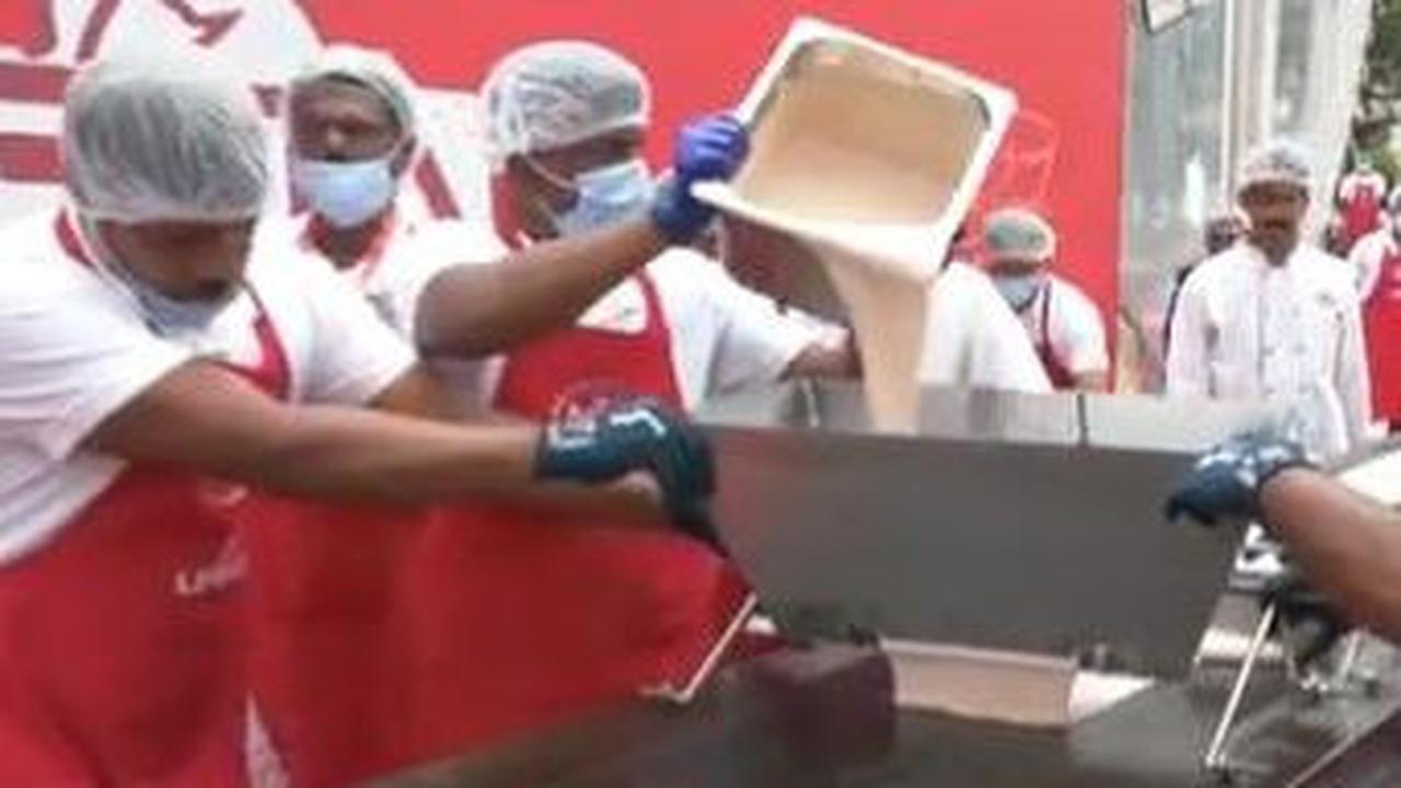 MTR melibatkan tim yang terdiri dari 75 koki untuk membuat dosa terpanjang di dunia ini.&nbsp;