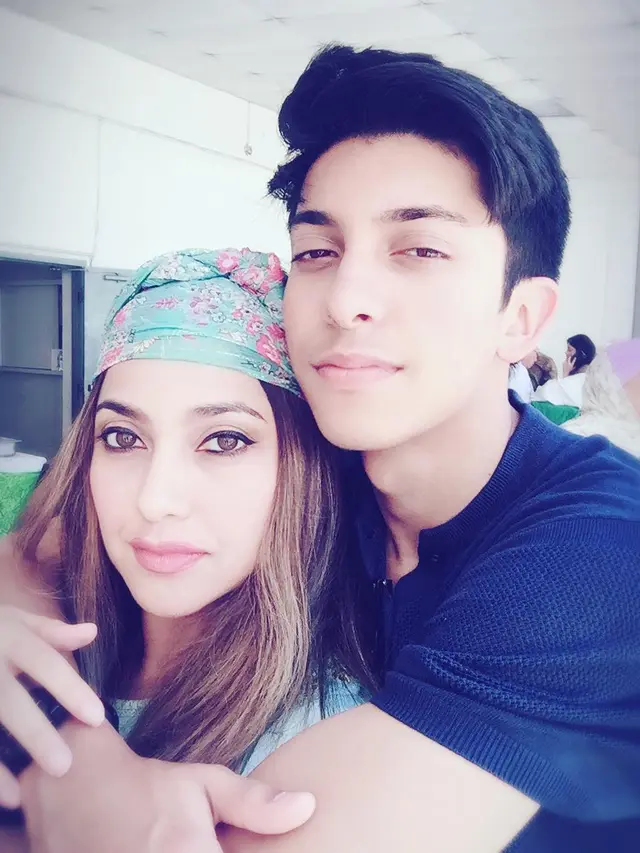 6 Potret Sarah Azhari dan Anaknya, Bak Kakak Adik