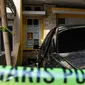 Garis polisi terpasang di depan rumah orangtua yang diduga menelantarkan lima anaknya di Perumahan Citra Gran, Cibubur, Jawa Barat, Jumat (15/5). Kondisi rumah yang dari luar terlihat mewah itu sangat memprihatinkan. (Liputan6.com/Yoppy Renato)