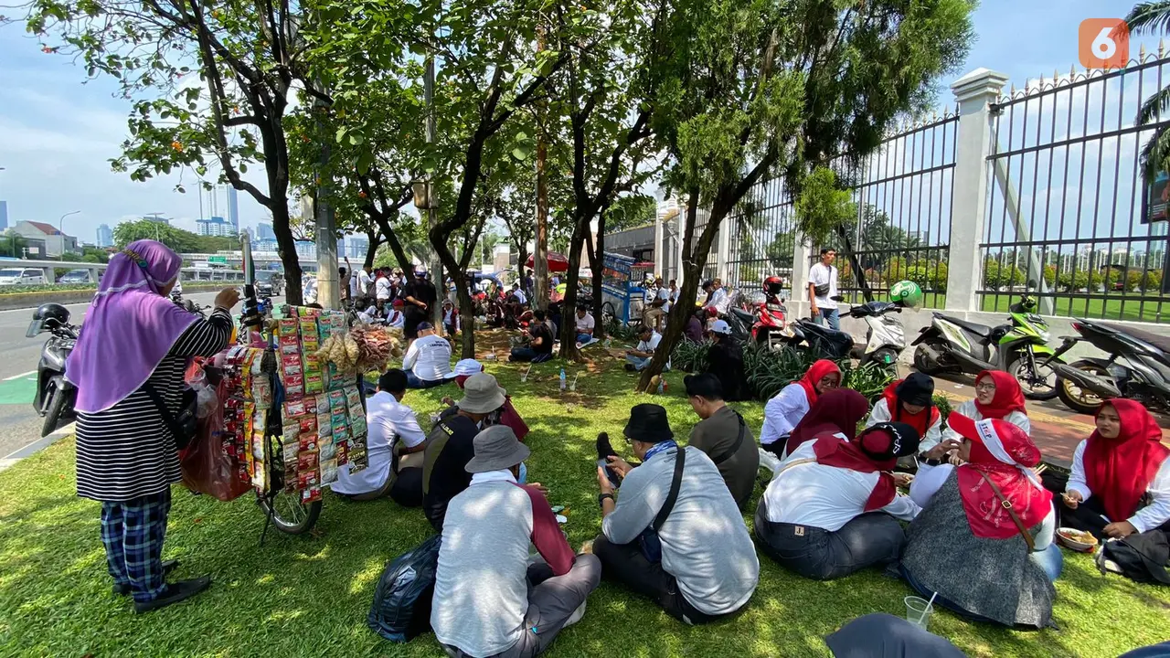 Potret di Balik Aksi Selamatkan Rakyat dari RUU Kesehatan Disahkan Hari Ini, Jadi Ladang Cuan Pedagang Kaki Lima yang Berada di Depan Gedung DPR RI Jakarta (Ade Nasihudin Al Ansori/Liputan6.com)