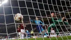 Gol pembuka untuk Arsenal yang berhasil diciptakan oleh Henrikh Mkhitaryan ke gawang AC Milan pada pertandingan Liga Europa leg pertama di stadion San Siro Milan, Italia (8/3). Arsenal berhasil mengalahkan tim tuan rumah 2-0. (AP Photo / Antonio Calanni)
