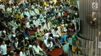 Sejumlah umat muslim mendengarkan khutbah sebelum melaksanakan salat Jumat di Masjid Istiqlal, Jakarta Pusat, Jumat (23/6). Umat muslim memadati masjid Istiqlal menunaikan salat Jumat terakhir pada bulan Ramadan 1438 H. (Liputan6.com/Helmi Afandi)