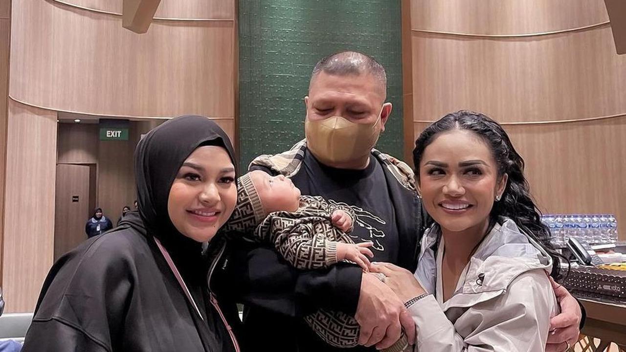 Netizen sempat berspekulasi bahwa Raul dan Kris akan ikut liburan bersama keluarga Aurel Hermansyah.