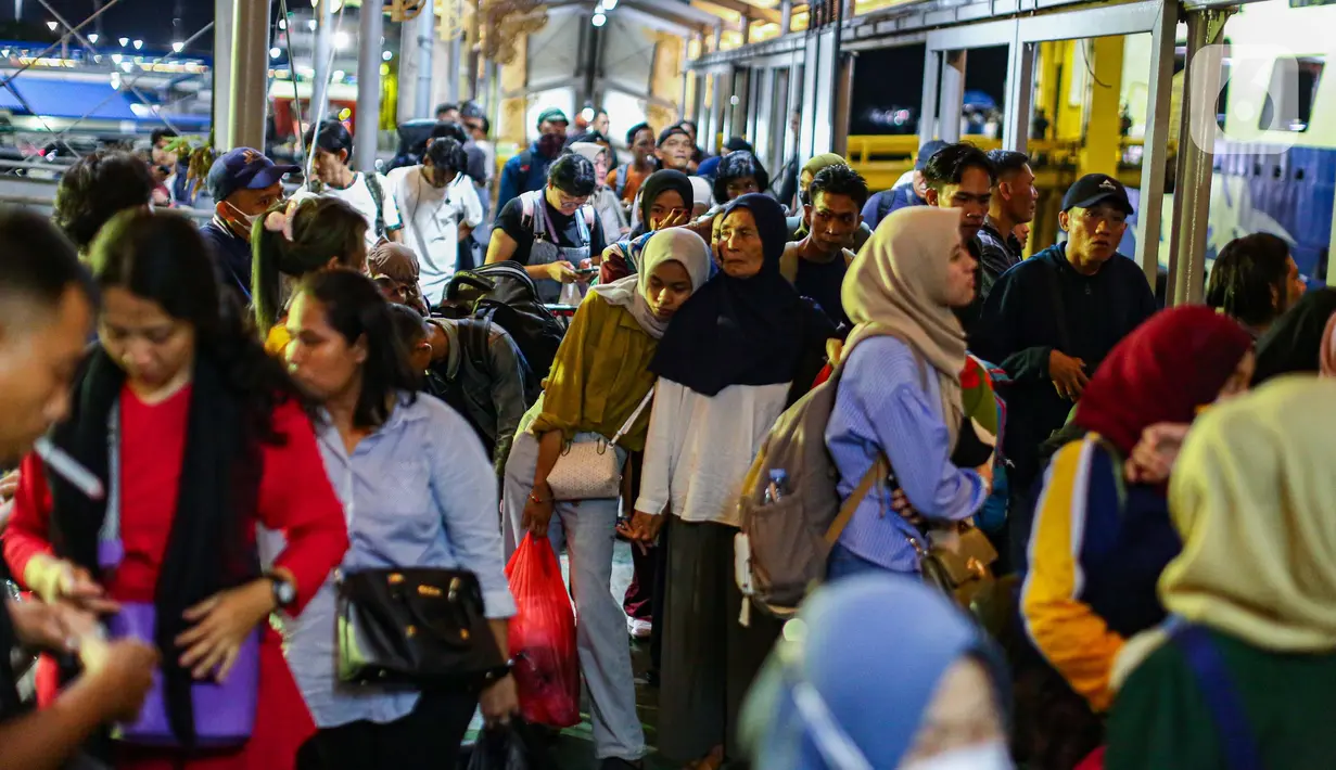 Para pemudik tersebut memilih perjalanan penyeberangan di malam hari guna menghindari kondisi panas dan terik cuaca saat siang hari. (Liputan6.com/Angga Yuniar)