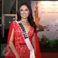 Puteri Indonesia Lingkungan 2015, Chintya Fabyola menunjukan salah satu kostum untuk dipakai di ajang Miss International 2015, Jakarta, Kamis (8/10/2015). Miss International 2015 akan diselengarakan di Tokyo pada 16 Oktober. (Liputan6.com/Herman Zakharia)