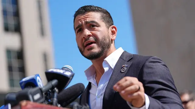 Abdul El-Sayed berbicara dalam konferensi pers di depan monumen Spirit of Detroit, tak lama setelah memenangi nominasi Partai Demokrat untuk calon senator Amerika Serikat dari Michigan, di Detroit, Rabu (5/8/2026).