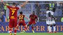 Kebuntuan AS Roma akhirnya pecah pada menit ke-36. Tammy Abraham (tengah) sukses menggetarkan gawang lawan lewat tembakan keras dari jarak dekat. Papan skor berubah menjadi 1-0 untuk keunggulan AS Roma dan bertahan hingga turun minum. (AFP/Alberto Pizzoli)