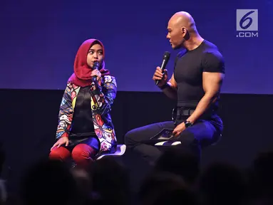 Presenter Deddy Corbuzier bersama selebgram Ria Ricis saat jadi pembicara di  XYZ DAY 2018  di The Hall Senayan City, Jakarta, Rabu (25/4). XYZ Day merupakan sebuah konferensi inspirasi multigenerasi. (Liputan6.com/Herman Zakharia)