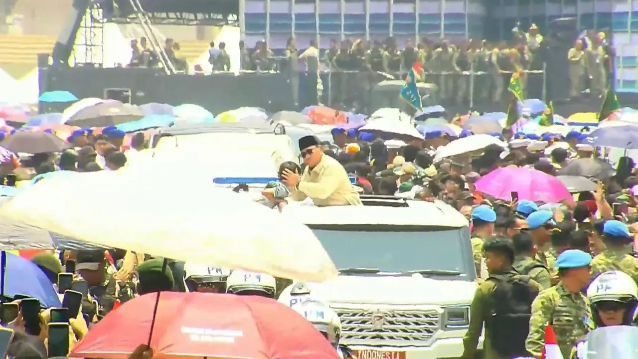 Presiden Prabowo Subianto saat menyapa warga di kawasan Monas, Jakarta.