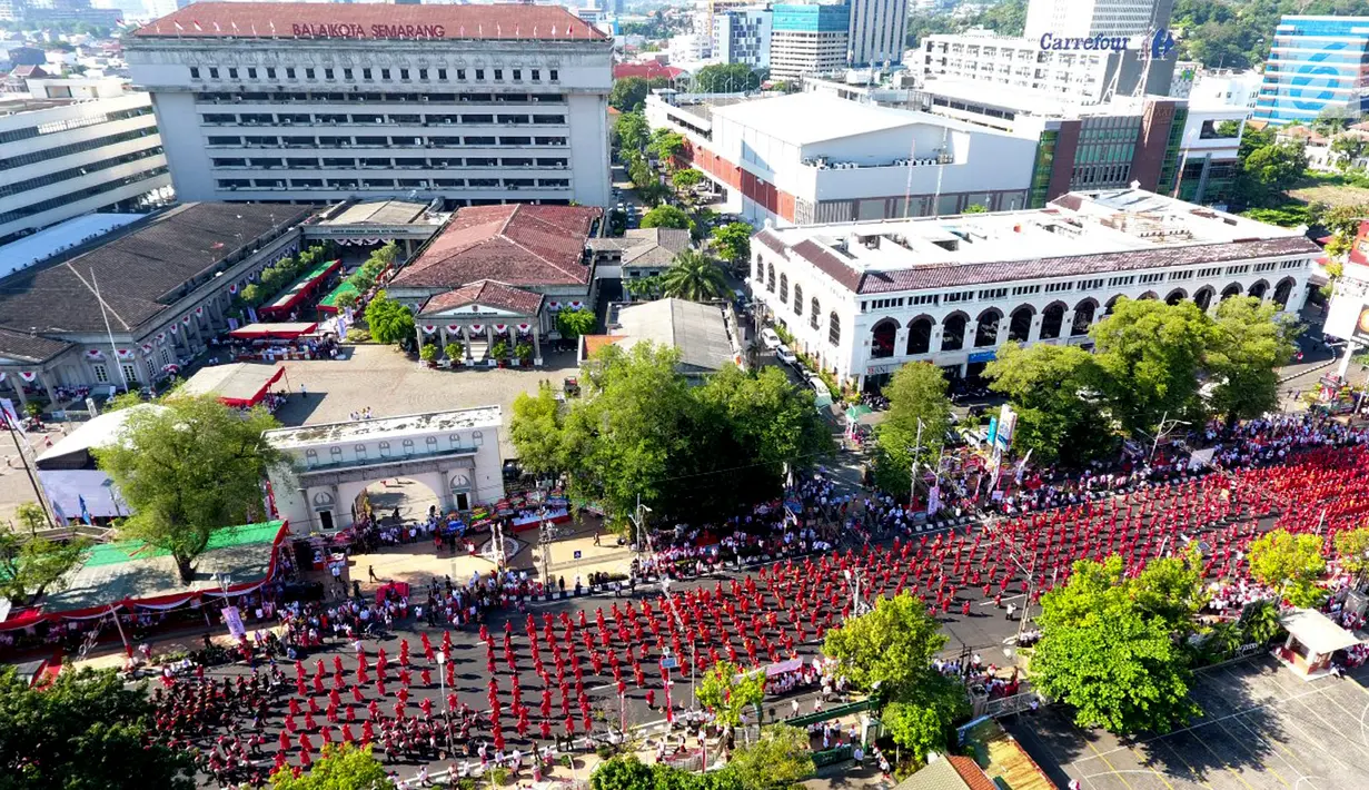 Sebanyak 24.000 peserta meramaikan Joged Bareng Goyang Semarangan memeriahkan HUT ke 472 Kota Semarang di Jalan Pemuda, Semarang, Kamis (2/5/2019). Lembaga Prestasi Indonesia Dunia (Leprid) mencatatnya sebagai rekor Joged Bareng Tari Semarangan dengan jumlah peserta terbanyak. (Liputan6.com/Gholib)