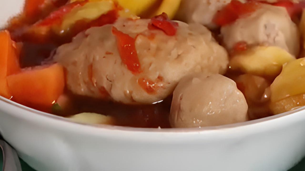 Mencicipi Bakso Kuah Rujak yang Unik di Jakarta Timur, Topingnya Pakai Buah Segar