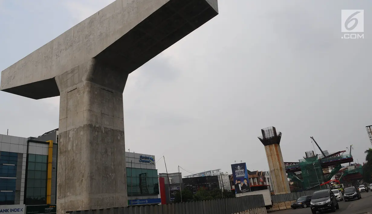 Penampakan proyek pembangunan enam ruas tol dalam kota di Kawasan Kelapa Gading, Jakarta, Minggu ( 7/4). Badan Pengelola Jalan Tol (BPJT) Kementerian PUPR memastikan proyek enam ruas tol dalam kota tahap pertama bisa dioperasikan pada Oktober tahun ini. (Liputan6.com/Herman Zakharia)