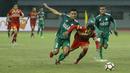 Bek PSMS Medan, Danie Pratama, menghadang bek Martapura FC, Ady Setiawan, pada laga Liga 2 di Stadion Patriot, Bekasi, Senin (13/11/2017). PSMS Medan menang 2-1 atas Martapura FC. (Bola.com/ M Iqbal Ichsan)