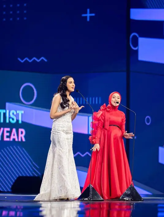 Selain gaun berwarna rose gold, Lyodra juga sempat mengenakan gaun berwarna silver saat membacakan nominasi bersama Lesti Kejora. (Instagram/lyodraofficial).