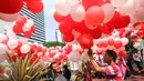 Balon merah putih menghiasi halaman Balai Kota DKI Jakarta, Senin (8/5). Selain sebagai bentuk dukungan , pengiriman balon-balon tersebut juga sebagai bentuk apresiasi terhadap kinerja Ahok dan wakilnya Djarot Saiful Hidayat.  (Liputan6.com/Faizal Fanani)