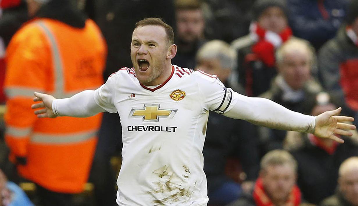 Kapten Manchester United, Wayne Rooney, merayakan gol yang dicetaknya ke gawang Liverpool pada laga Liga Premier Inggris di Stadion Anfield, Inggris, Minggu (17/1/2016). MU berhasil menang 1-0. (Reuters/Carl Recine)